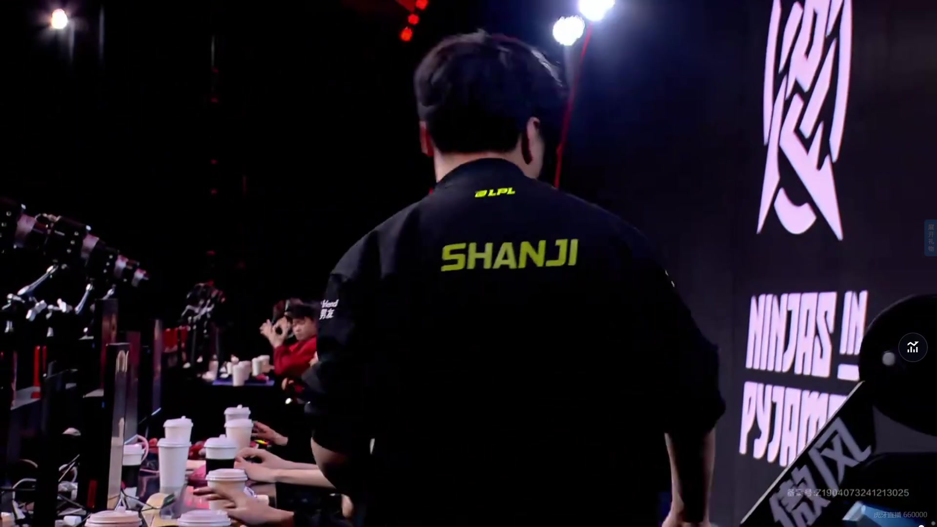 Doinb横扫FPX后直接笑嘻：堪比队内关系润滑油 选手们愉悦交流真难得