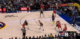 招牌动作！哈登侧翼持球面对防守 横撤步漂移三分洞穿篮心🥰