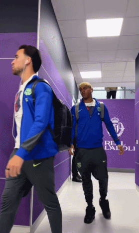 看眼色行事！面对镜头拍摄，露腚的亚马尔赶紧提了提裤子😬