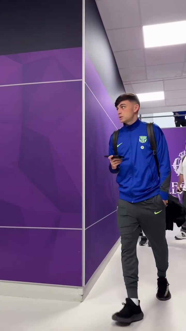 看眼色行事！面对镜头拍摄，露腚的亚马尔赶紧提了提裤子😬