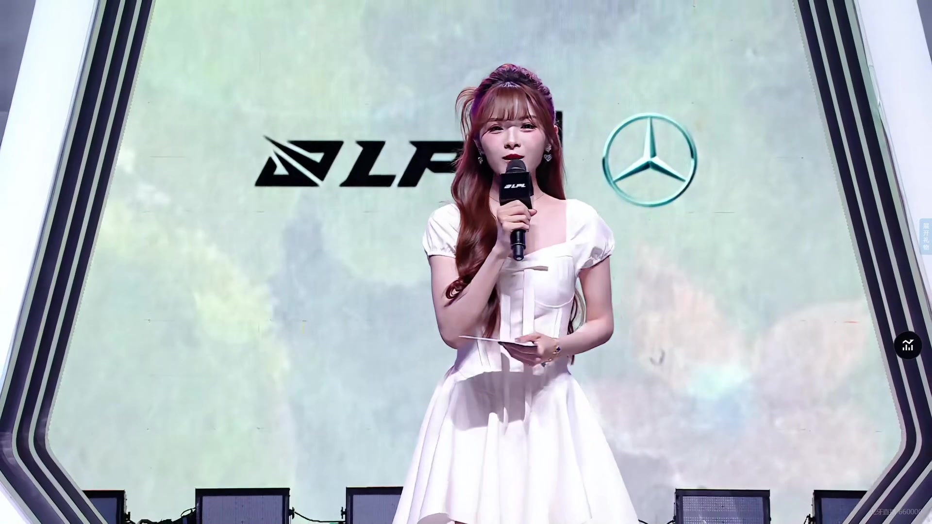 深圳主场的灯光也太吓人了！给我泱泱照成啥样了都