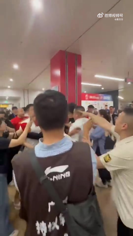 还有下集😯广厦光头球迷再次动手打掉手机踹飞上前理论的女记者
