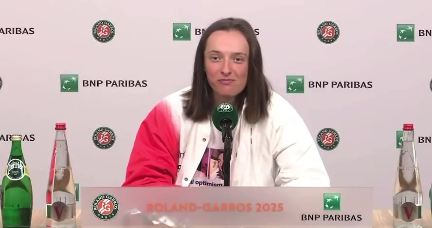 绷不住了🤣斯瓦泰克被问想打莱巴金娜or奥斯塔彭科，自己先笑场