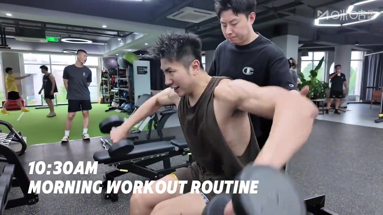 人鱼线+八块腹肌！邹雨宸分享健身视频 不拿咱当外人