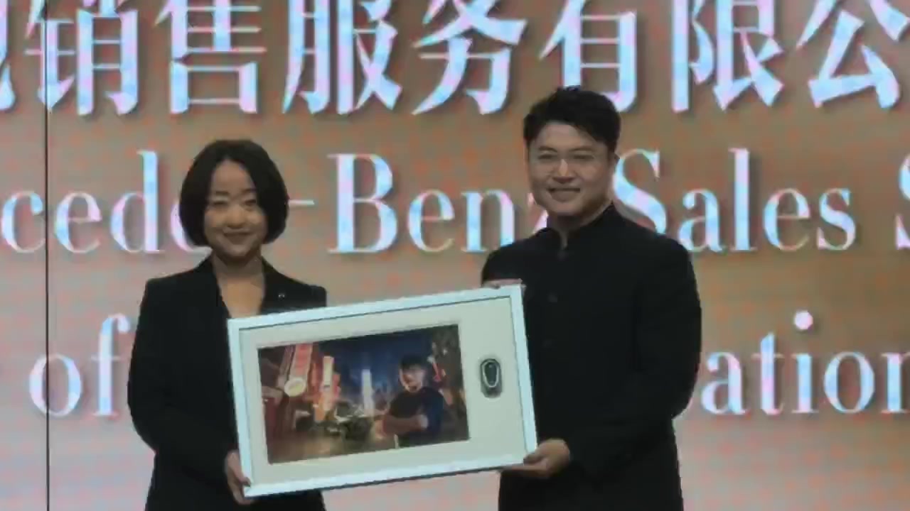 Uzi名人堂入选典礼现场照片：留下名人堂02号队服+手印记录👀